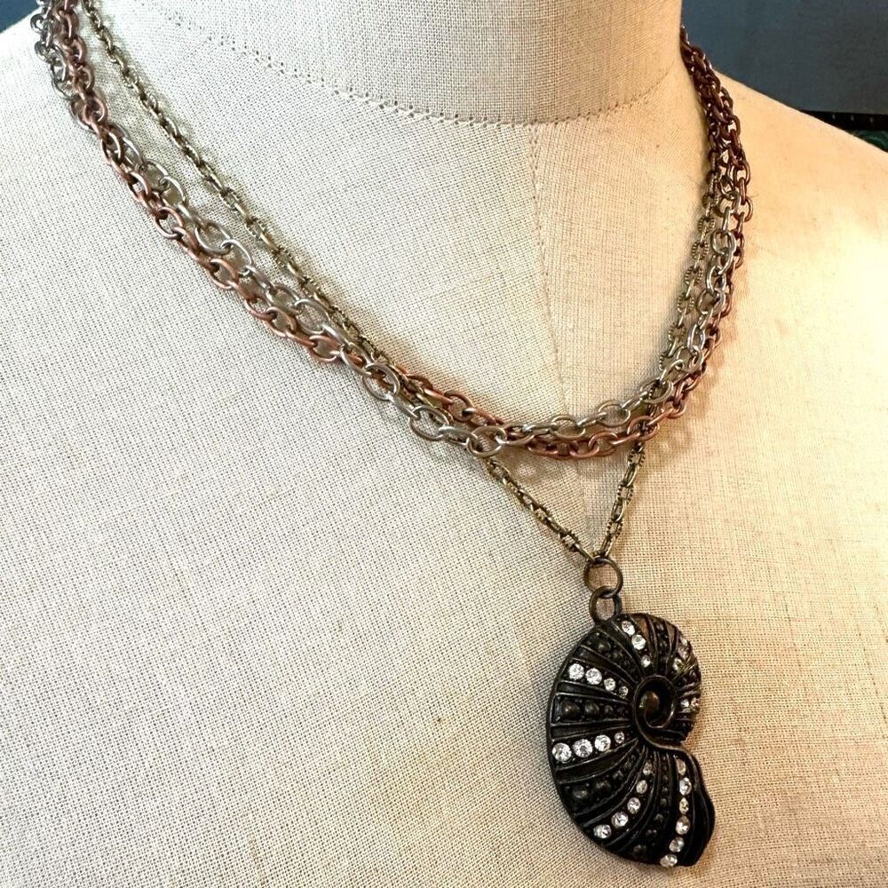Tri tone nautilus shell pendant necklace - Picture 6 of 7